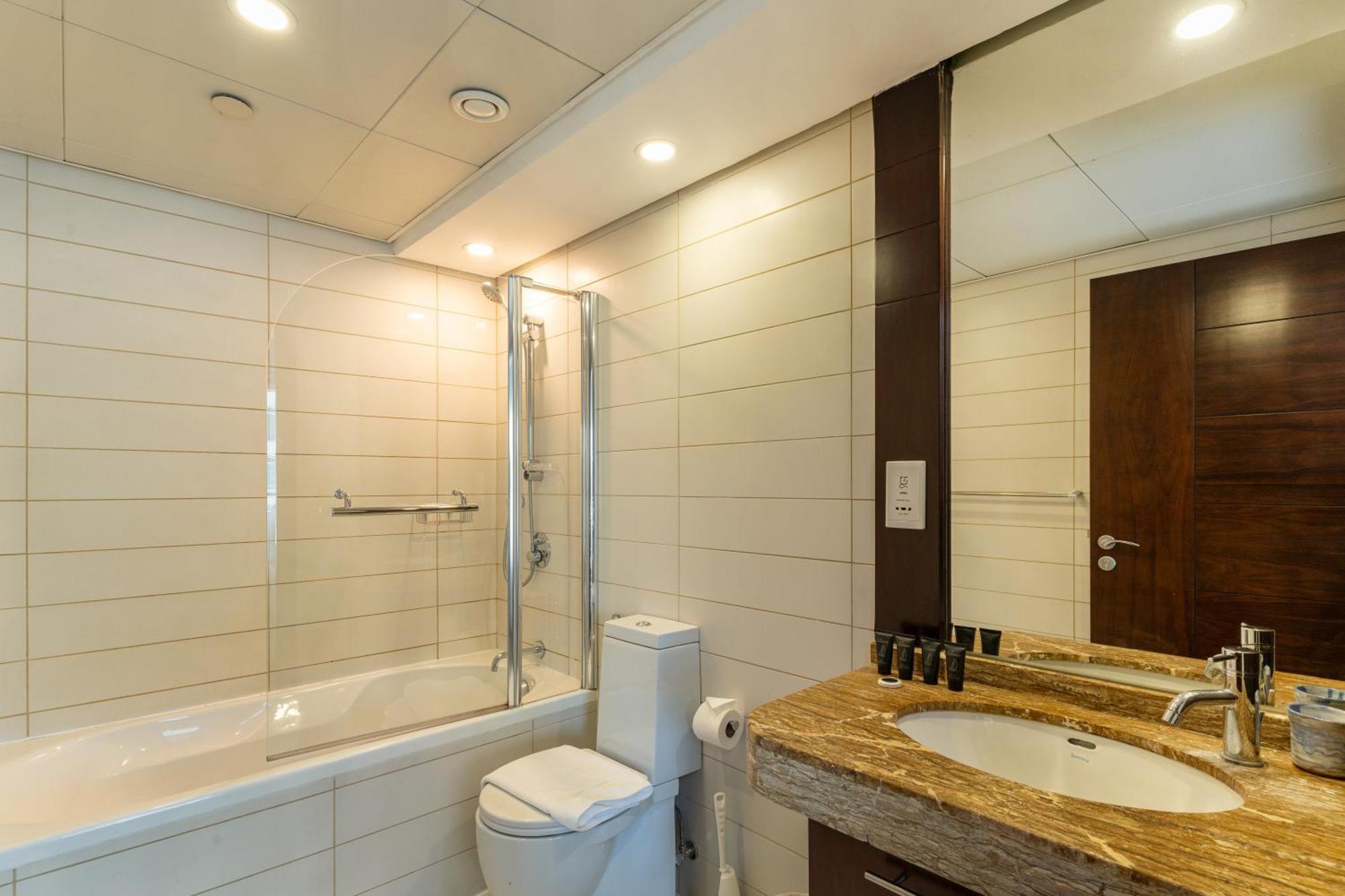 Chic 2Br Apartment, Prime Location Near Dubai Mall - Allsopp&Allsopp Exterior photo